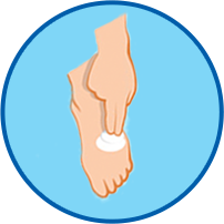 Hand cremt Fuß ein rundes Symbol